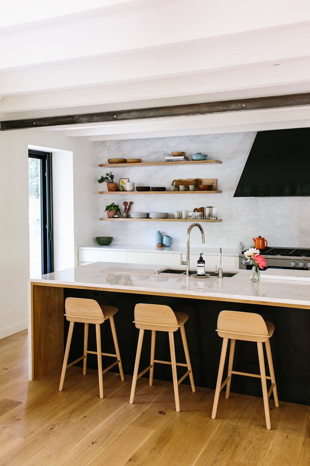 How to Arrange Your Kitchen Décor to Create a Cohesive Look
